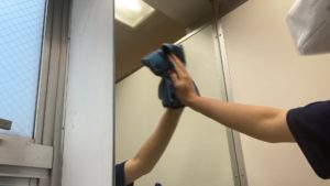 mirror_cleaning